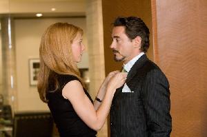 Pepper Potts (Gwyneth Paltrow) kümmert sich um Tony Stark (Robert Downey Jr.)