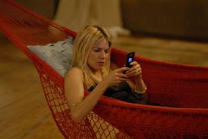 Katya (Sienna Miller) unterbricht das Gespräch für einen Anruf