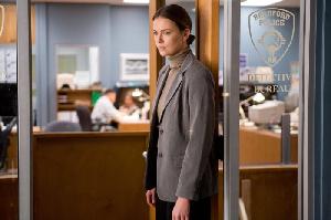 Detective Emily Sanders (Charlize Theron) ist auf Hanks Seite