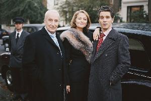 Alice zwischen Lord Evelyn (Ian Richardson) und Paul Gaylord (James Thiérrée)