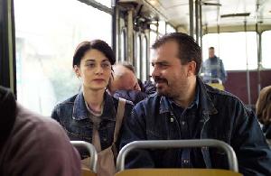 Zana (Labina Mitevska) mit Janko (Nikola Kojo) im Bus