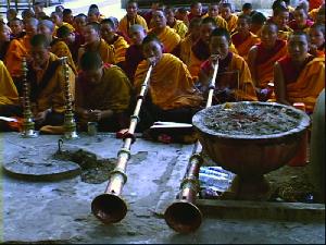 Mönche bei einer Zeremonie