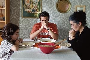 Die Familie beim Tischgebet