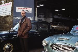 Terry (Jason Statham) vor seinem Laden
