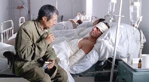 Nikolai am Bett eines verwundeten Kameraden
