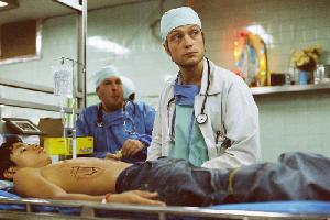 Der junge Arzt bei seiner Arbeit im Krankenhaus