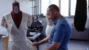 Pasquale (Salvatore Cantalupo) näht das Oscar-Kleid
