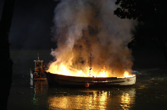 Jack Carvers Boot geht in Flammen auf