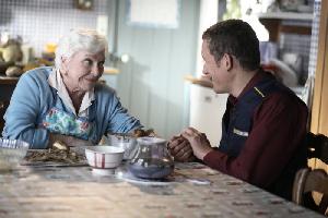 Antoine (Dany Boon) mit Mutter (Line Renaud)