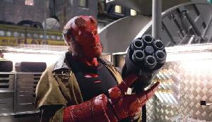 Hellboy (Ron Perlman) legt sich sein Werkzeug zurecht