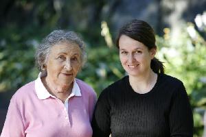Gerda Schrage mit Britta Wauer