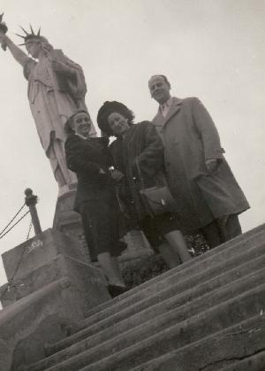 Gerda und Sam Schrage vor der Freiheitsstatue