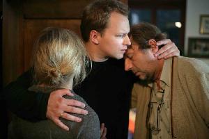 Piotrek (Maciej Stuhr) versucht Frau und Schwiegervater zu trösten